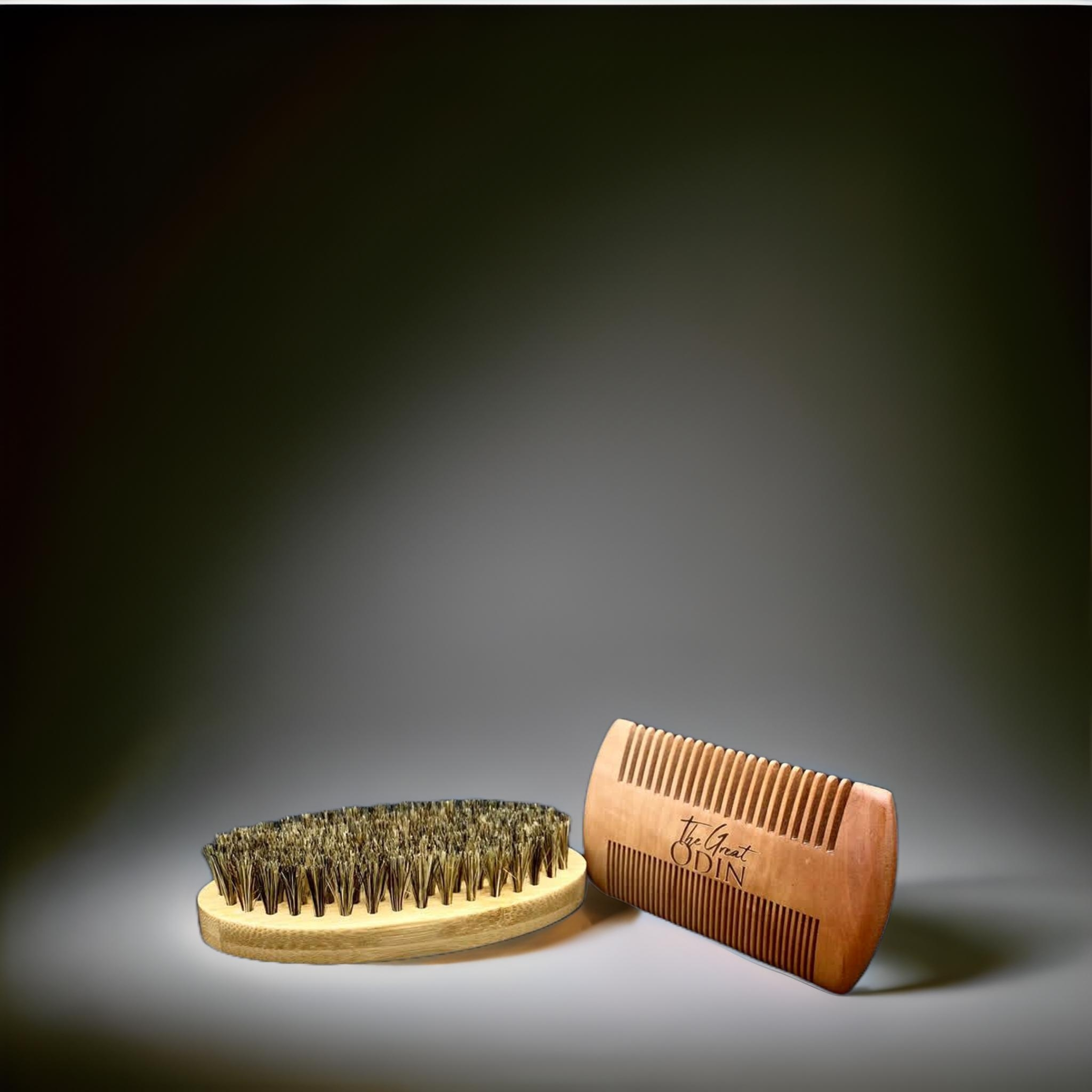 Cepillo y peine VIKINGO de The Great Odin, mostrando diseño robusto y detalles de calidad en madera.