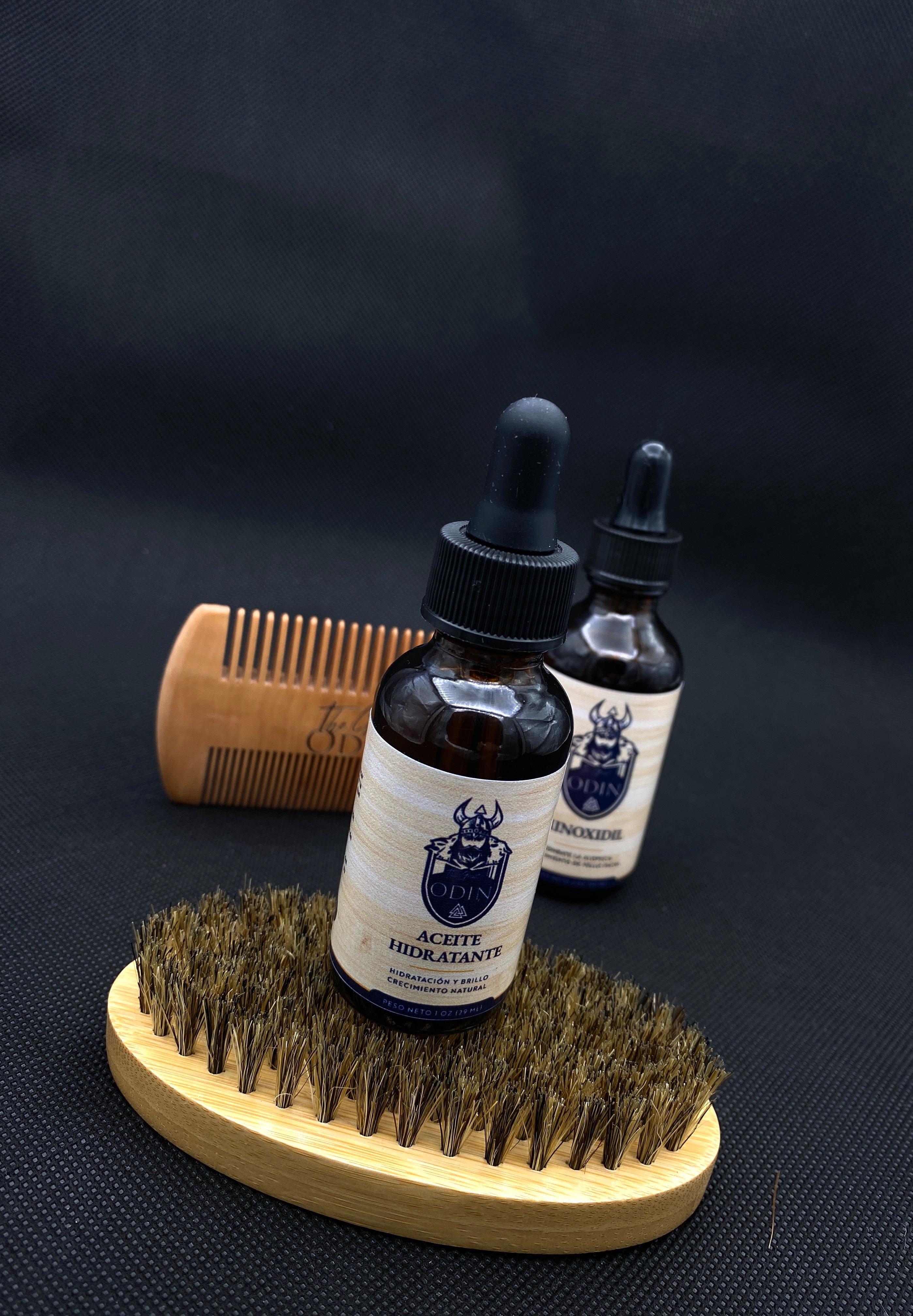 Aceite para barba de The Great Odin en frasco con fondo negro, ideal para mantener la barba suave y bien cuidada.
